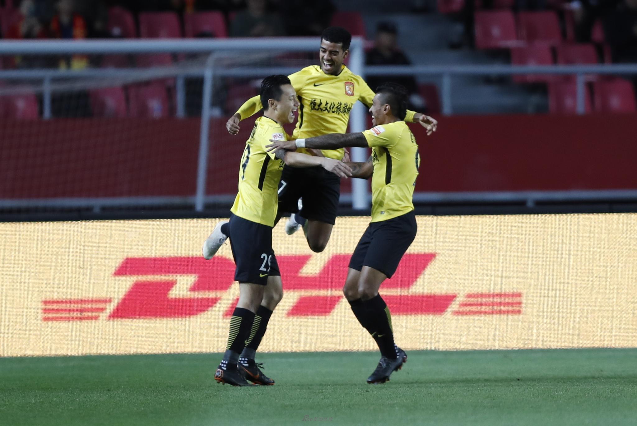 恒大队员庆祝进球