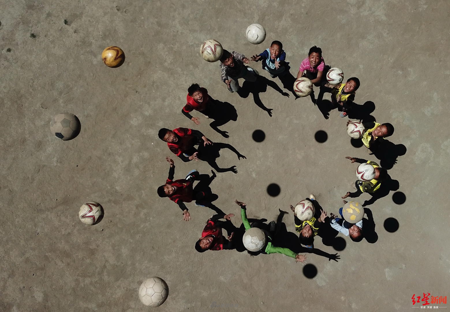 瓦吾小学足球队的孩子们