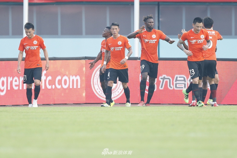 马西卡与队友庆祝进球