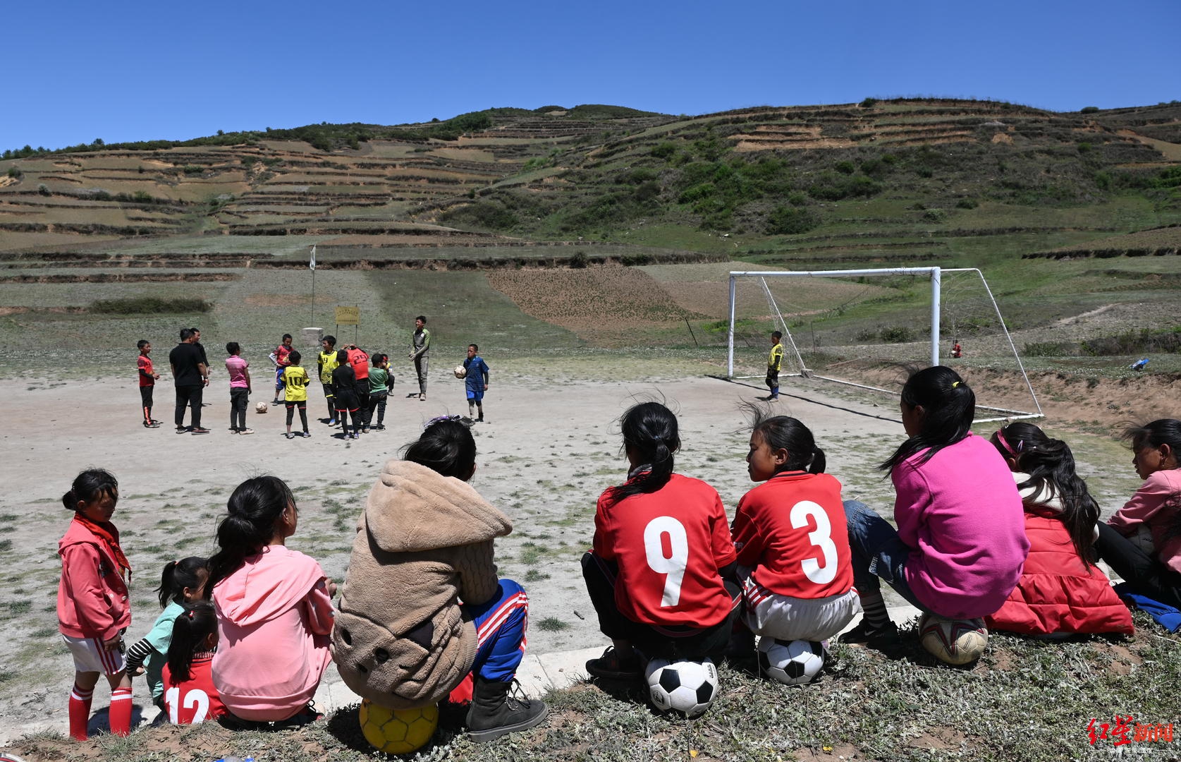 女足队员在场下观看比赛