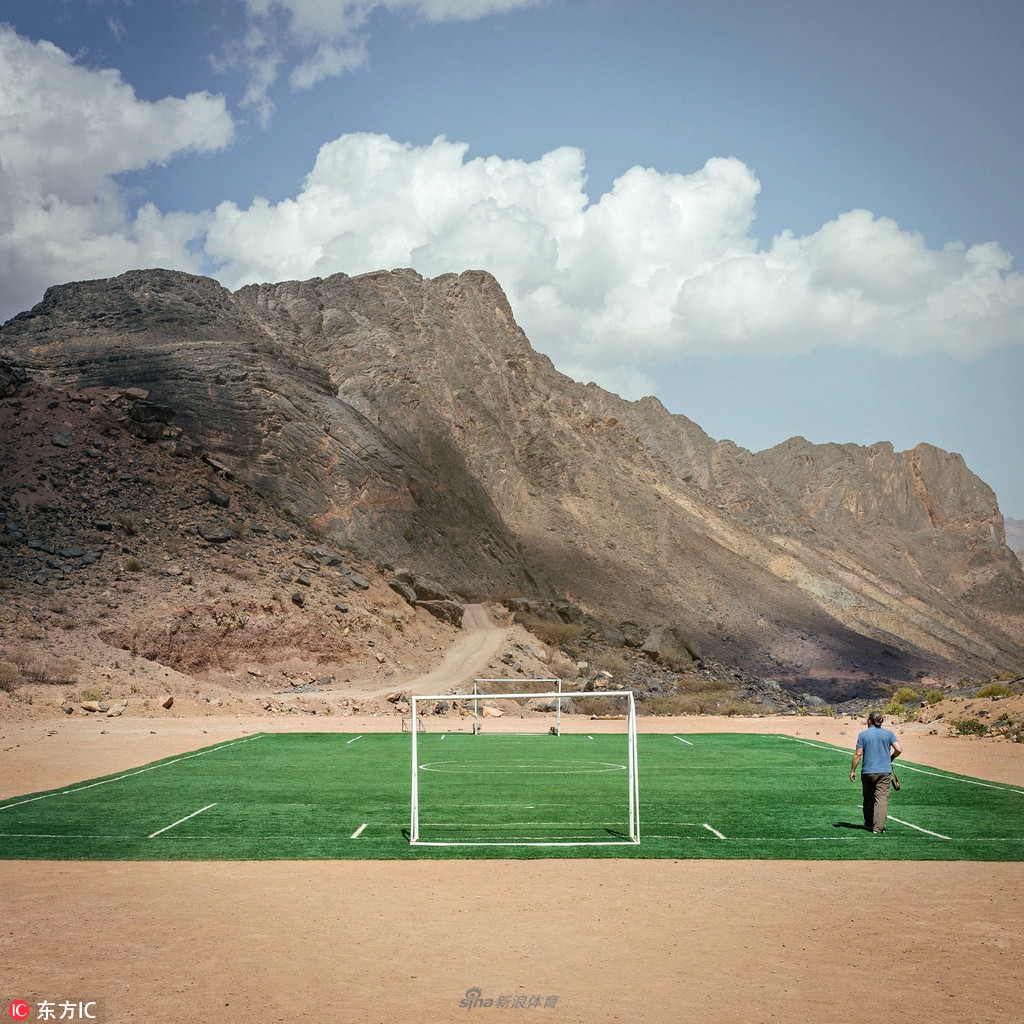 阿富汗-荒漠中的球场