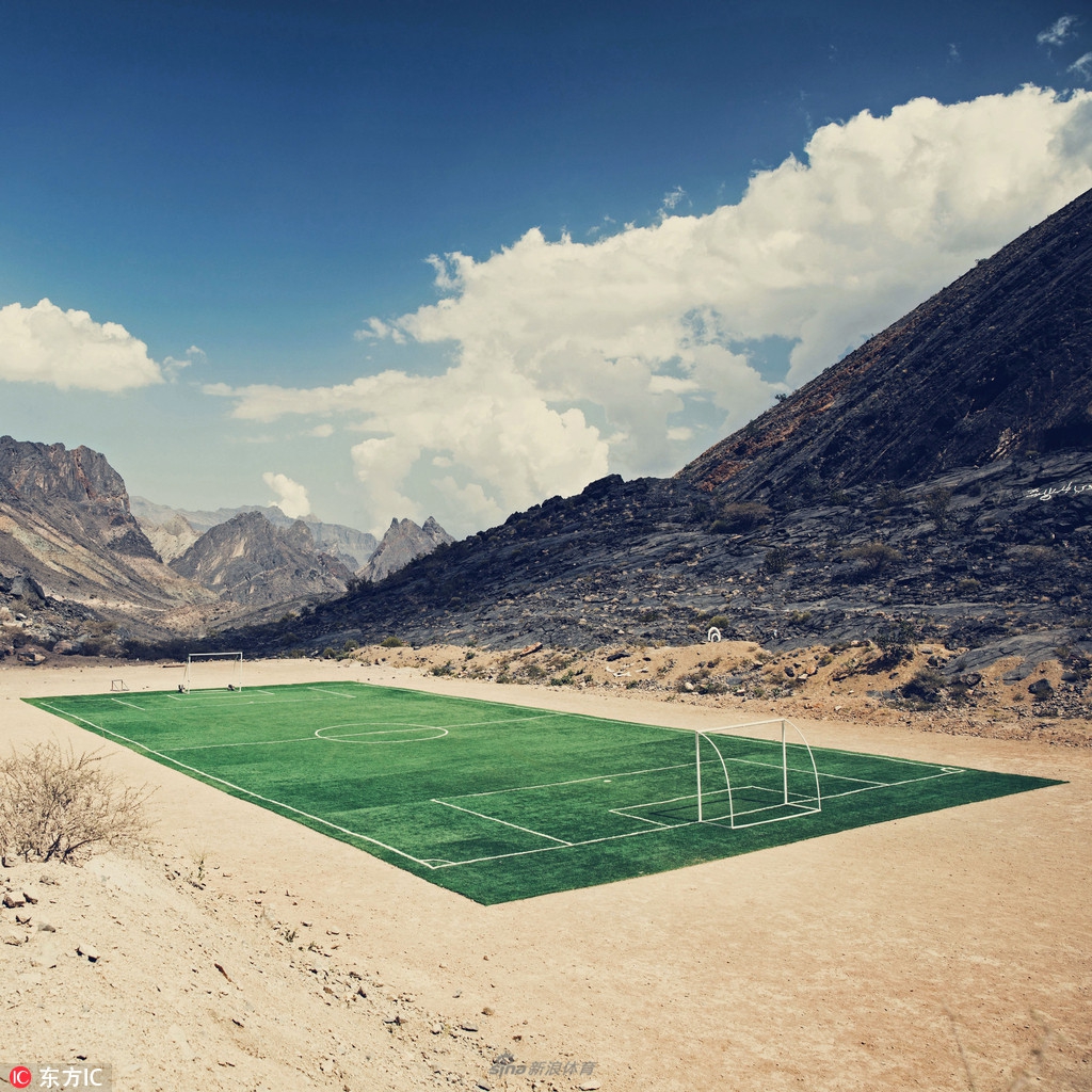 山脚下的球场