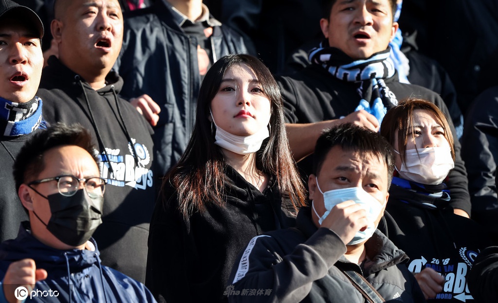 大连美女球迷抢镜