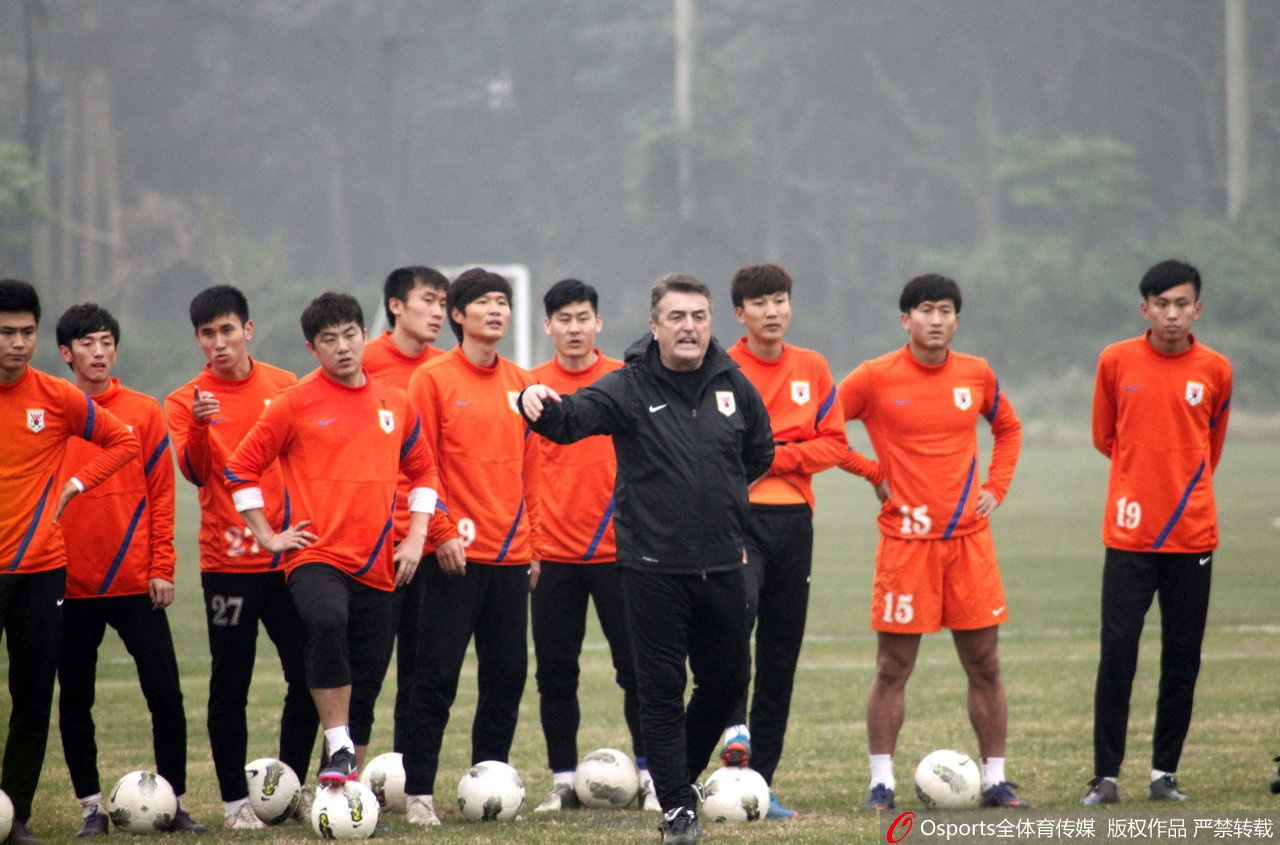 指导鲁能球员训练