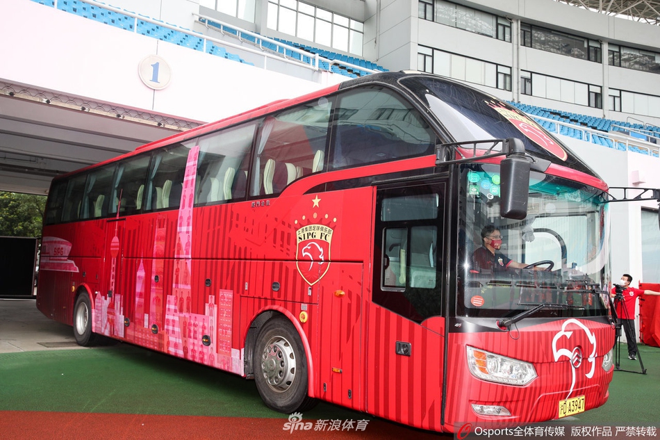 上海上港举行新赛季出征仪式 新外援洛佩斯亮相