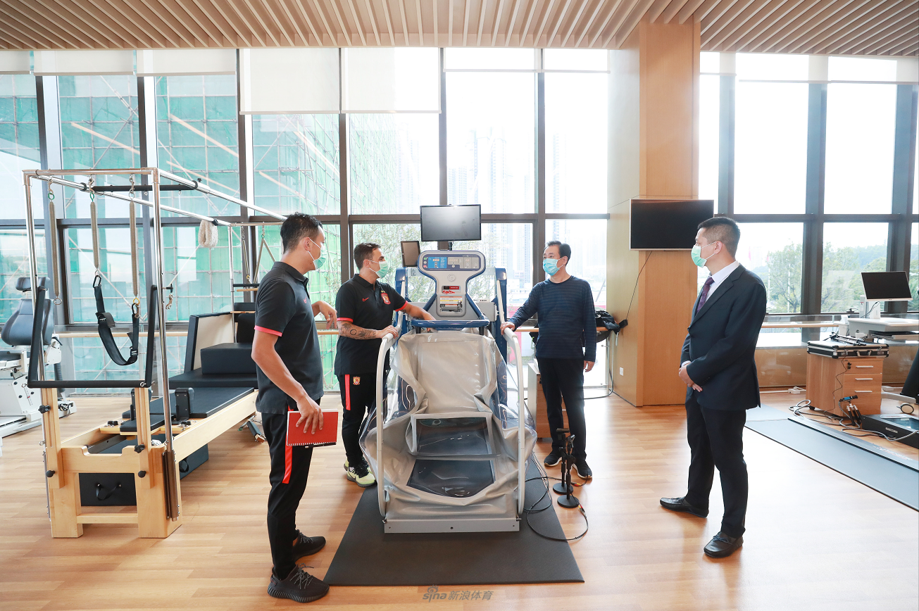 许家印视察医疗实验室