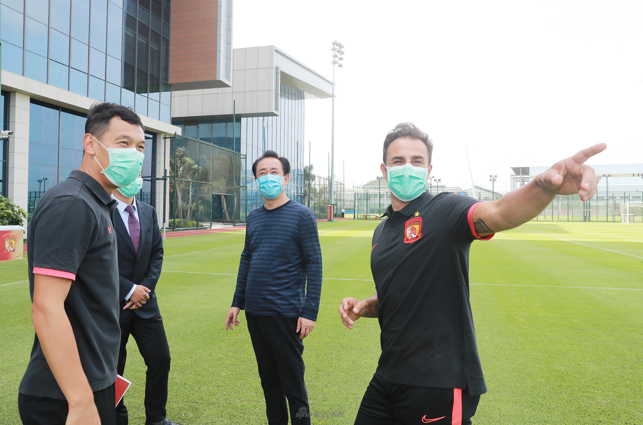 卡纳瓦罗向许家印介绍训练场