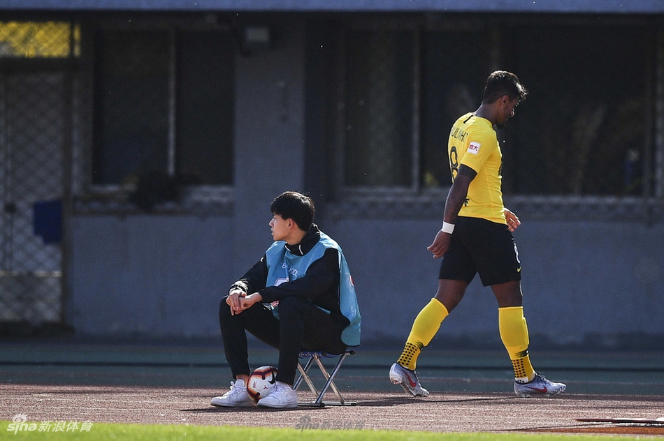 保利尼奥瞪踏罗歆，被王迪罚下