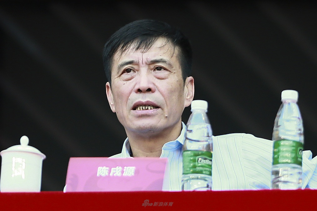 陈戌源接受采访 逐一回答球迷疑问