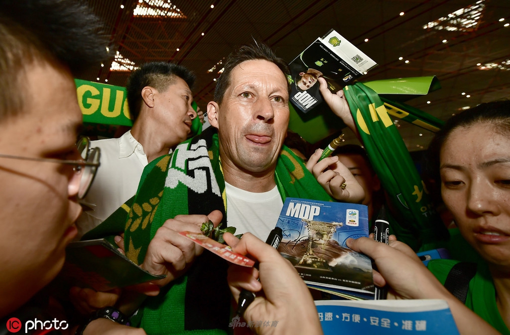 数千国安球迷机场送别施密特