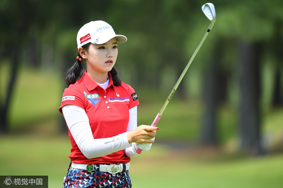 石昱婷向观众致意