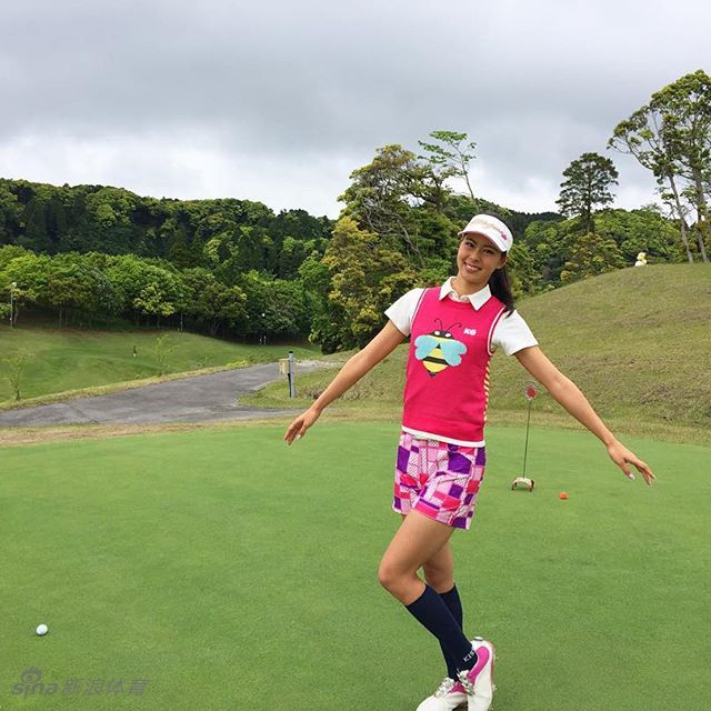 她的父亲是日本演员阿部佑二,母亲是职业高尔夫选手阿部雅子.