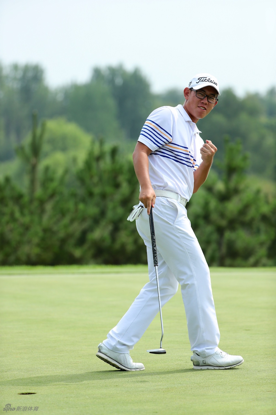 邢艺馨握拳庆祝