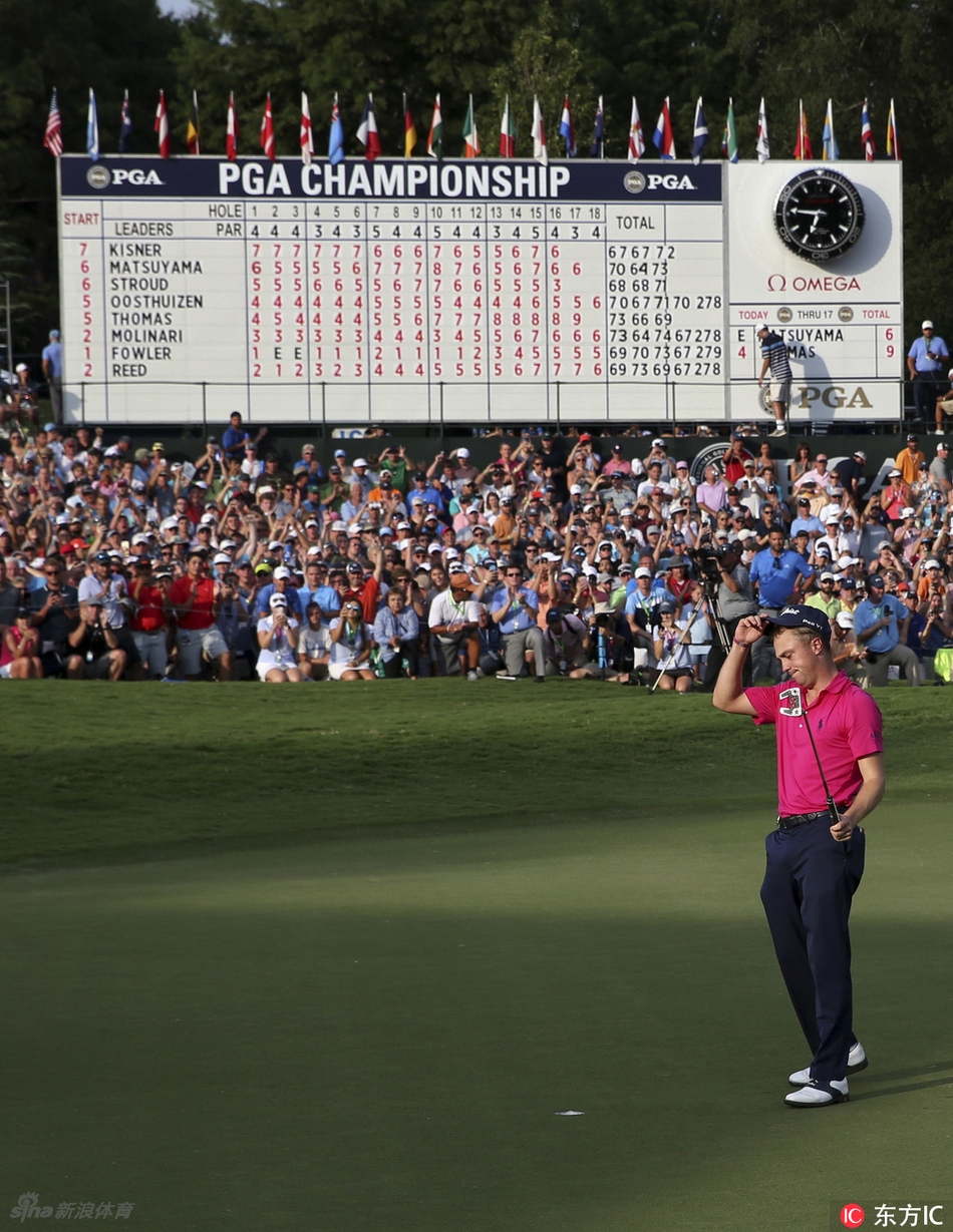pga锦标赛托马斯捧杯