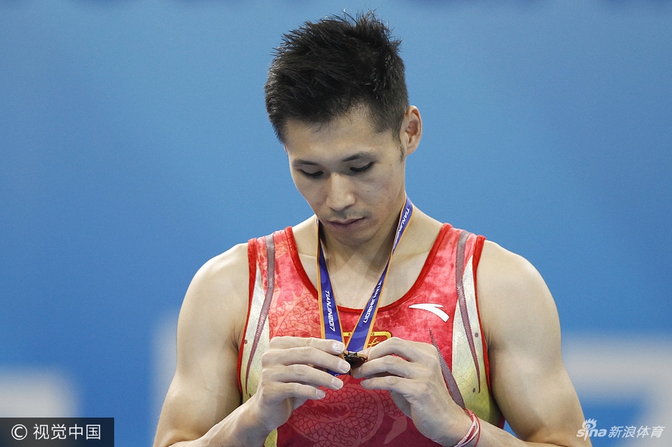 张成龙问鼎体操男子单杠冠军_高清图集_新浪网