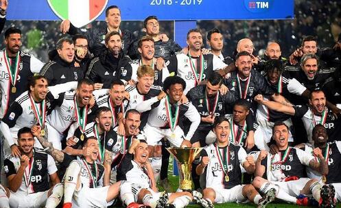 C罗捧杯啦 妈妈身边笑得好乖巧