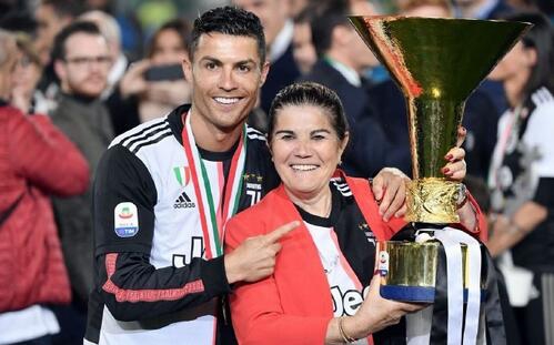 C罗捧杯啦 妈妈身边笑得好乖巧