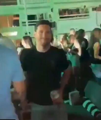 曝梅西遭袭击！保镖用肉身保护他