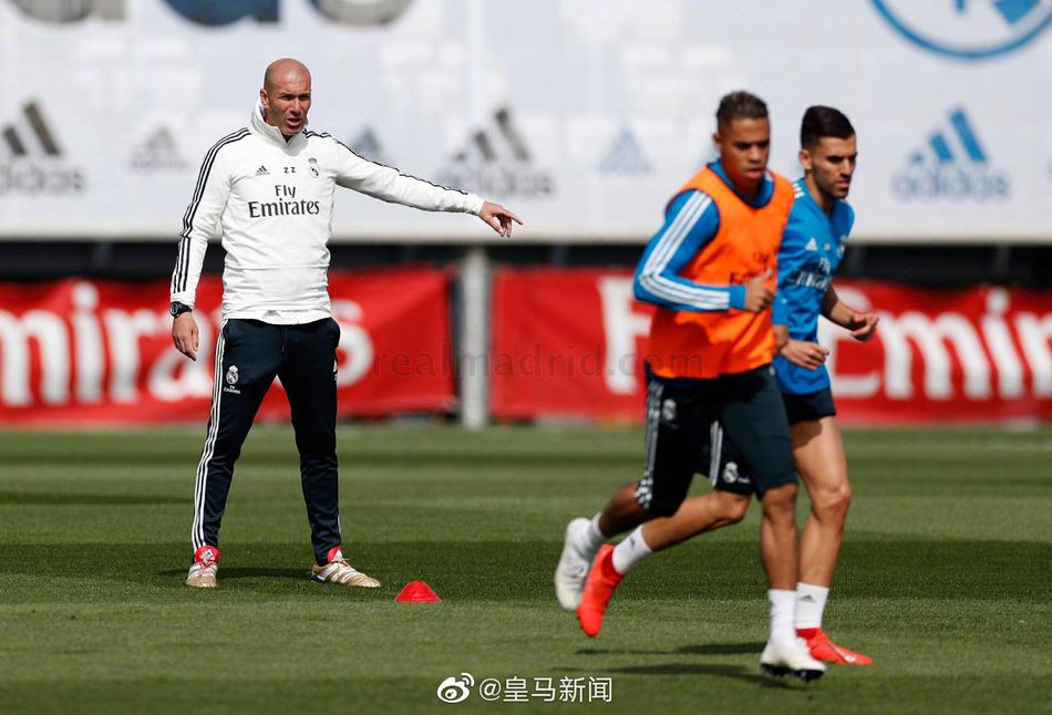 皇马备战训练 贝尔这动作真拼了