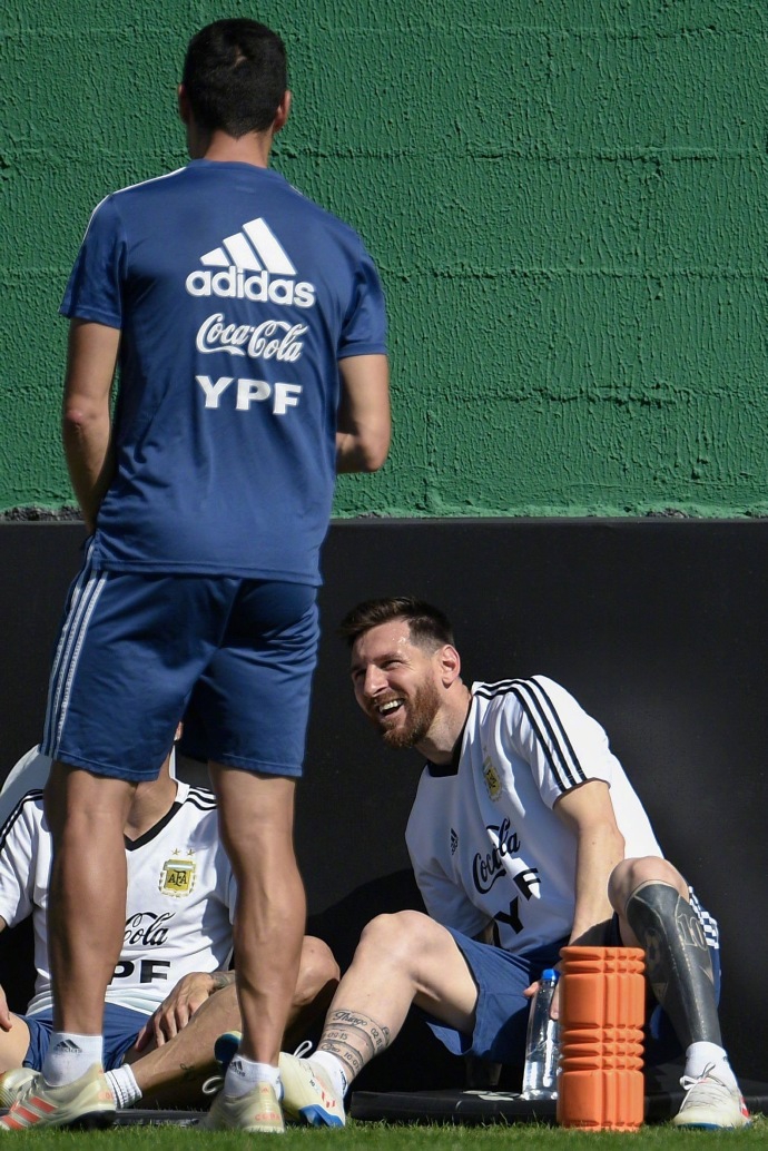 梅西备战生死战 为啥坐地狂笑