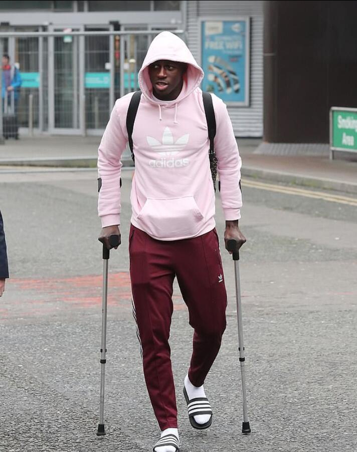 曼城网红名将现身街头 造型太扎眼