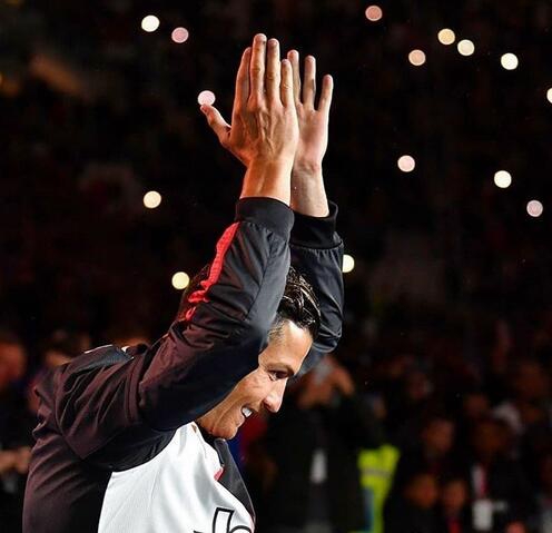 C罗捧杯啦 妈妈身边笑得好乖巧