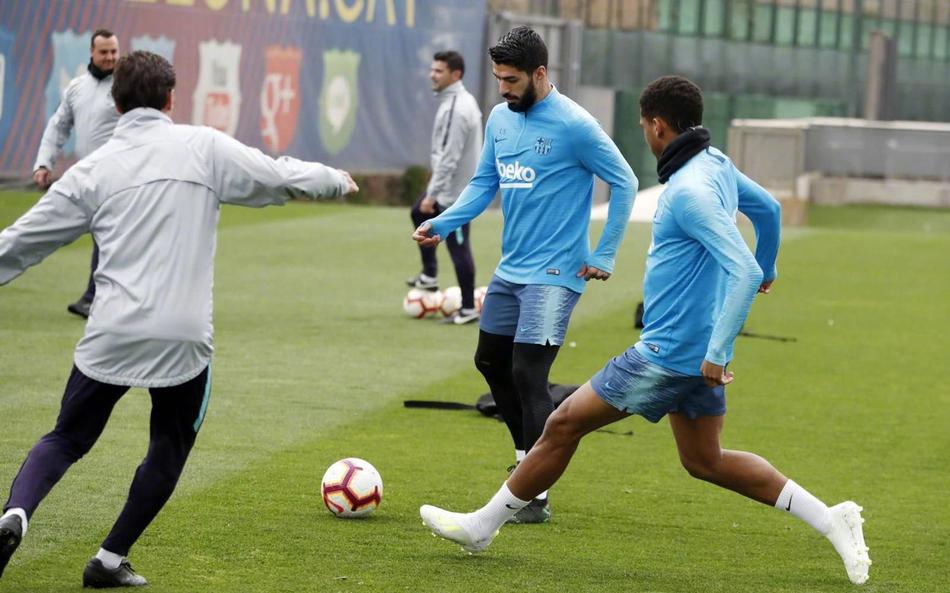 梅西领衔巴萨训练 球鞋颜色太风骚