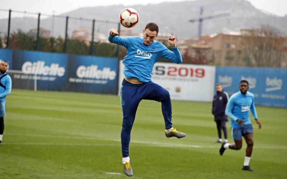 梅西领衔巴萨训练 球鞋颜色太风骚