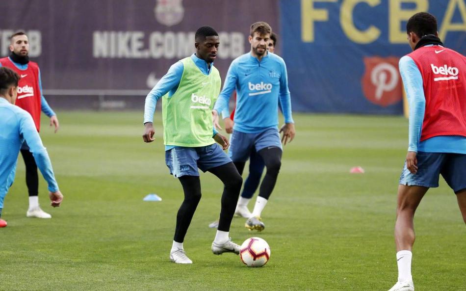 梅西领衔巴萨训练 球鞋颜色太风骚