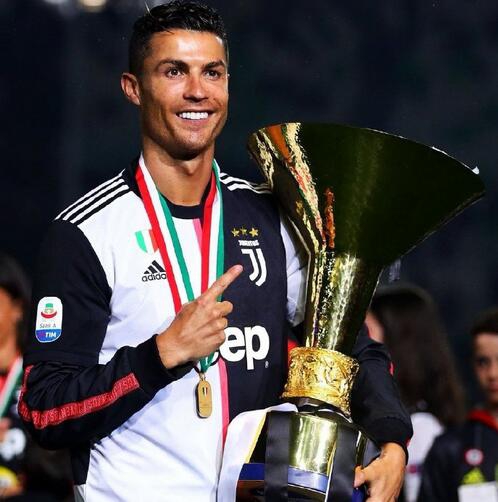 C罗捧杯啦 妈妈身边笑得好乖巧