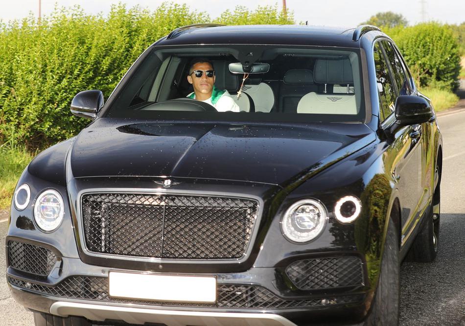 曼联将帅去训练 桑切斯表情…