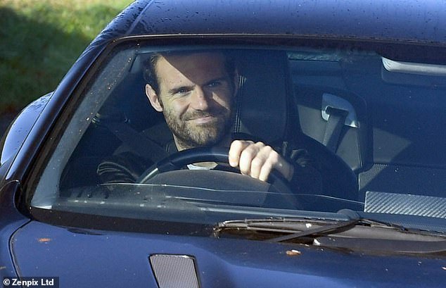 曼联众将驾车去训练 看看都是啥表情