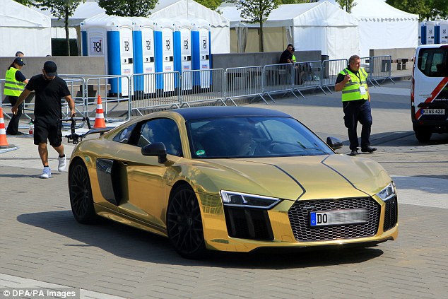 足坛巨星豪车盘点 C罗神车秒杀