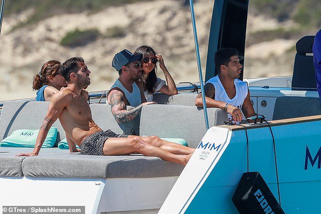 梅西苏神合体度假 携美艳太太团游艇出行