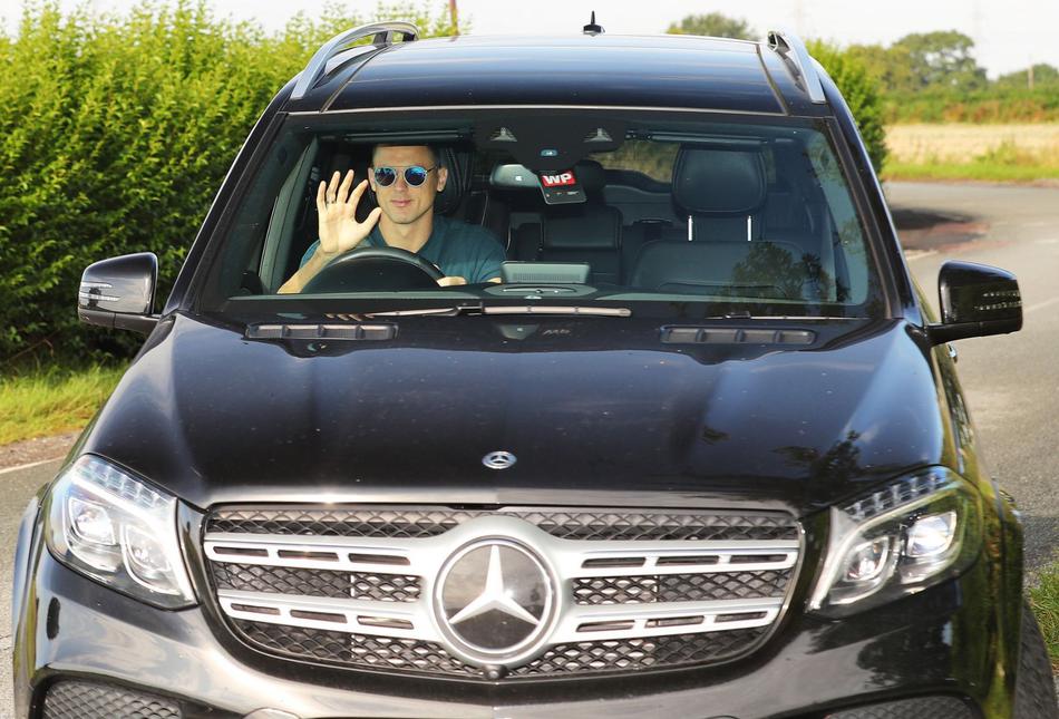 曼联将帅去训练 桑切斯表情…