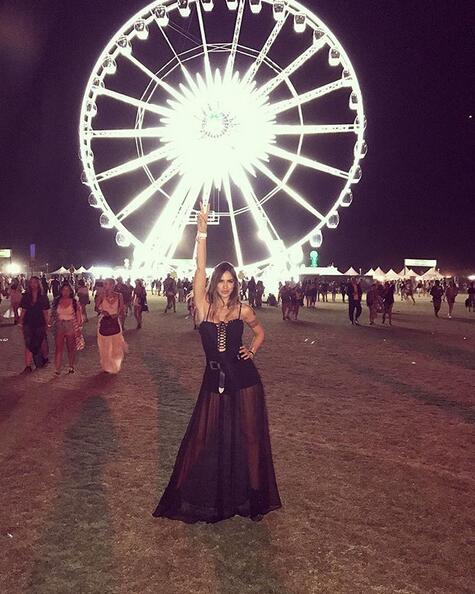 野性中透着妩媚 J罗女友火辣写真