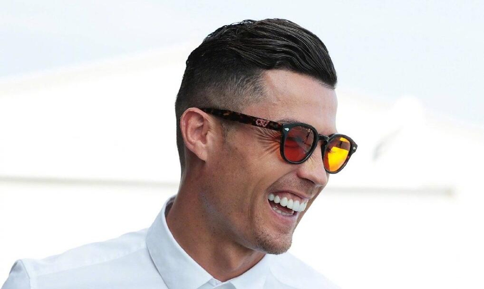 梅西C罗牵手对视 表白：我想你