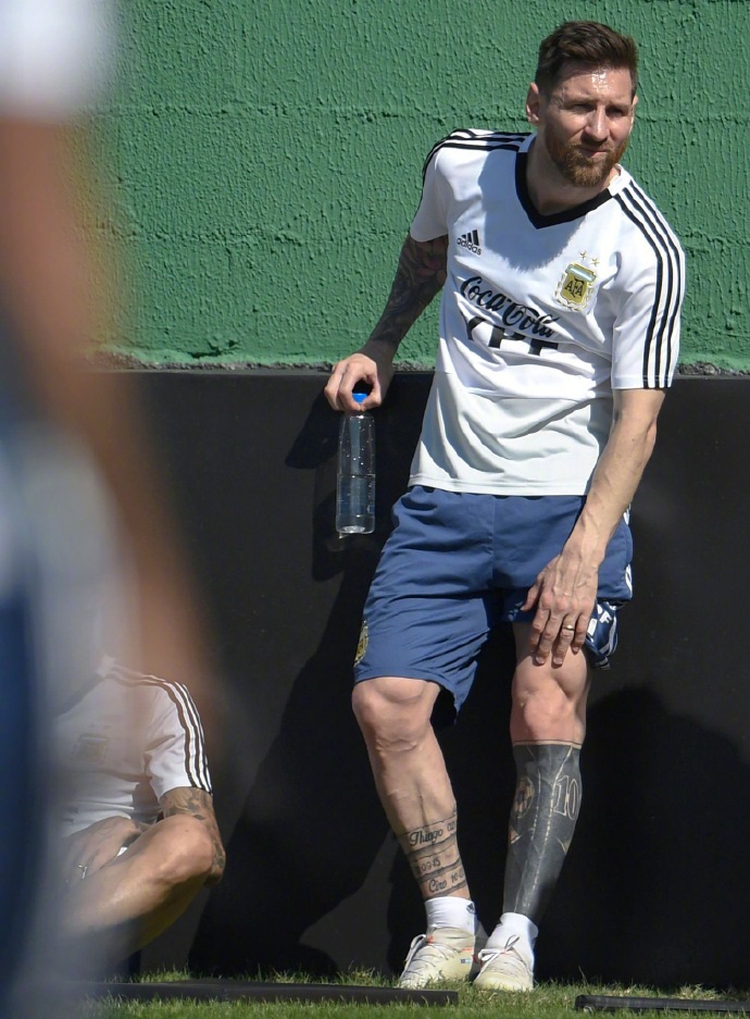 梅西备战生死战 为啥坐地狂笑