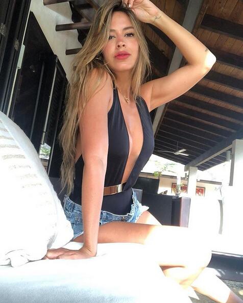 野性中透着妩媚 J罗女友火辣写真