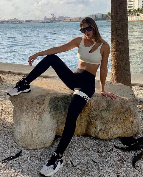 野性中透着妩媚 J罗女友火辣写真