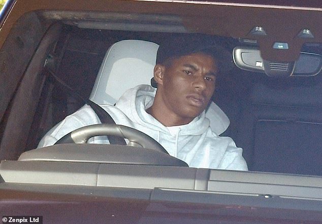 曼联众将驾车去训练 看看都是啥表情