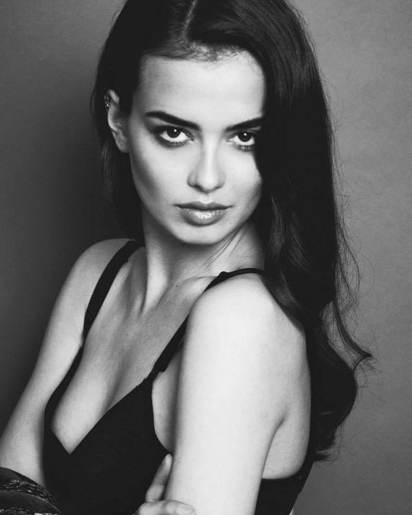 黑丝美腿+香臀 内马尔艳福不浅