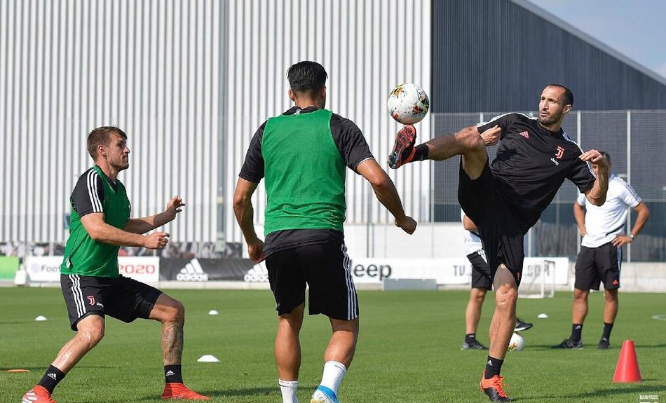 尤文备战揭幕战 C罗青筋暴起