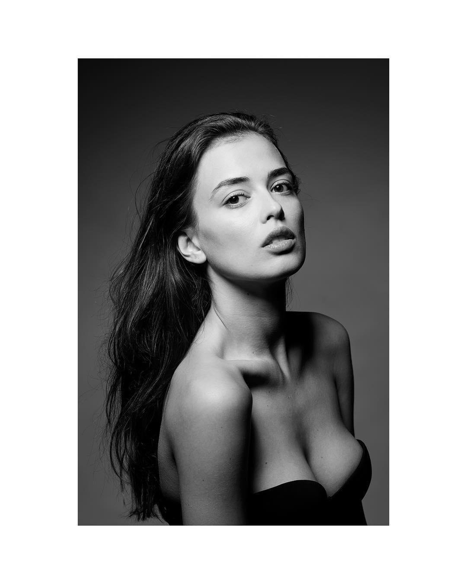 黑丝美腿+香臀 内马尔艳福不浅