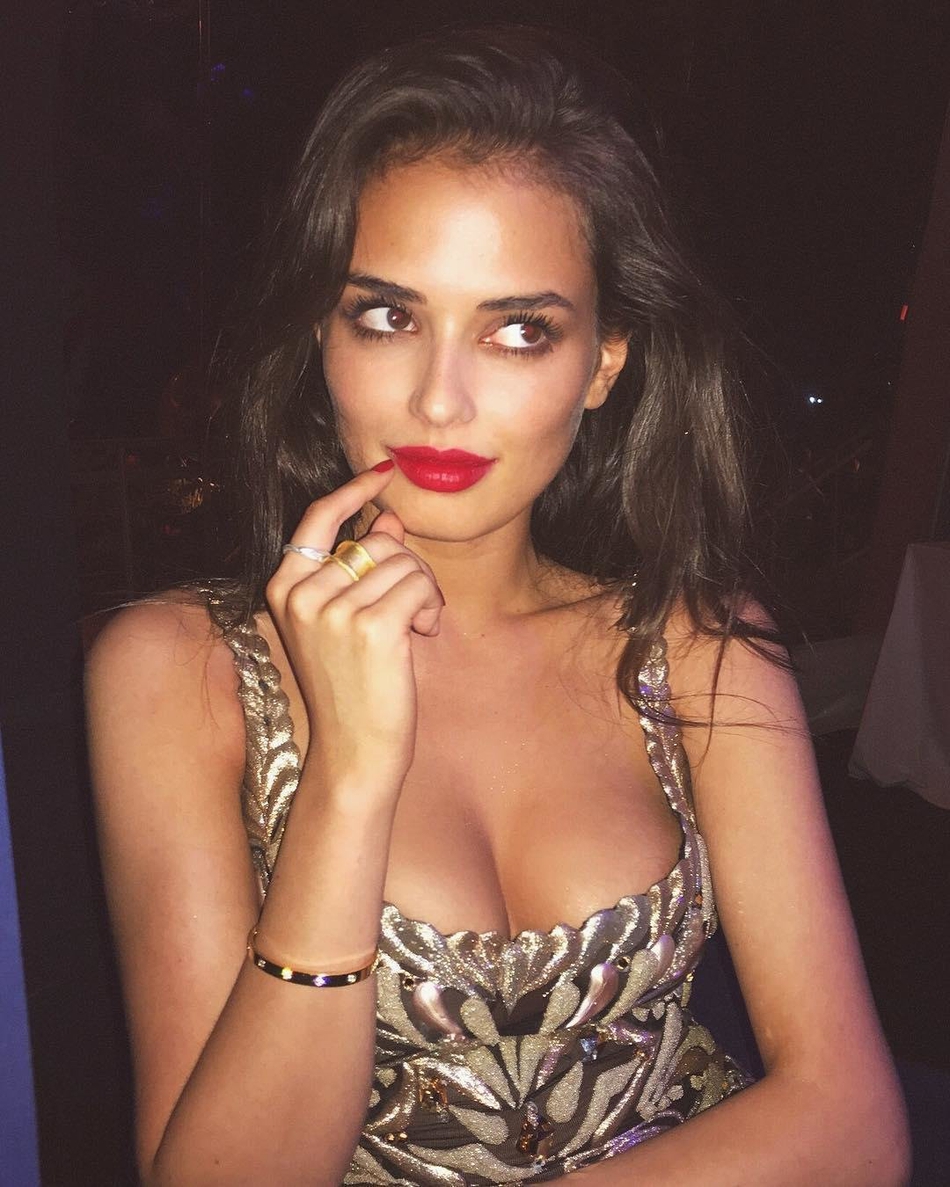 黑丝美腿+香臀 内马尔艳福不浅