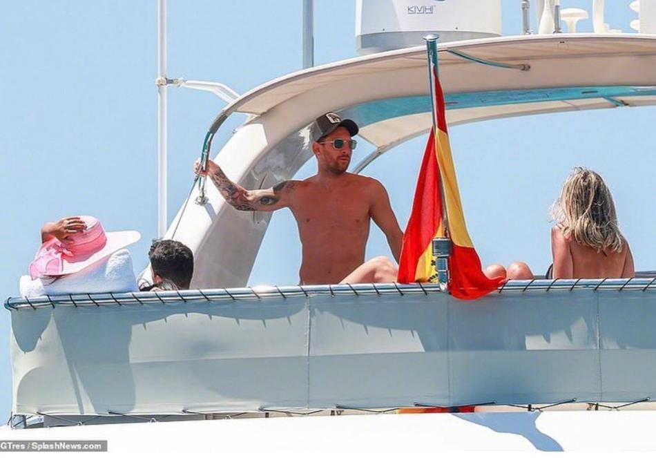 梅西苏神合体度假 携美艳太太团游艇出行