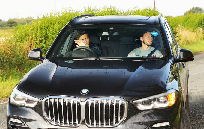 曼联将帅去训练 桑切斯表情…