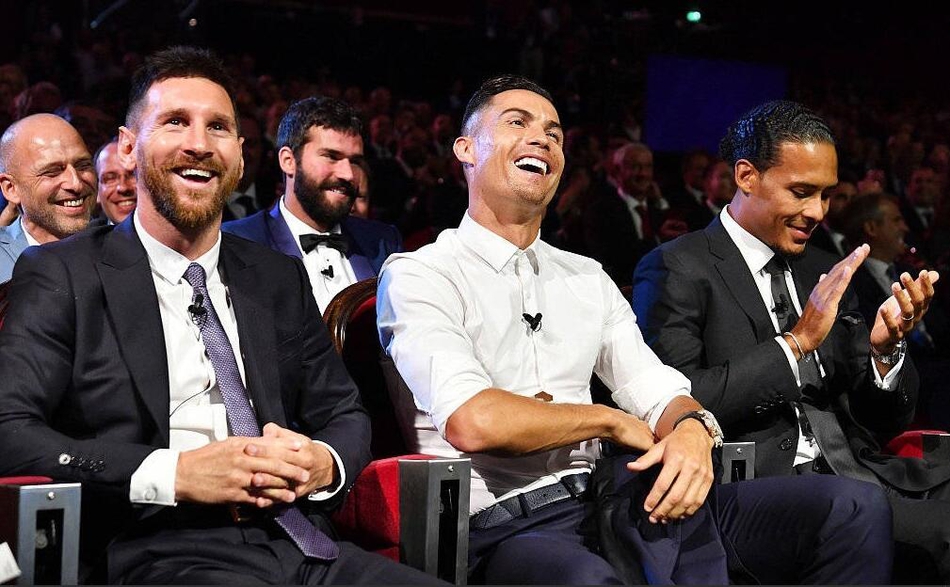 梅西C罗牵手对视 表白：我想你