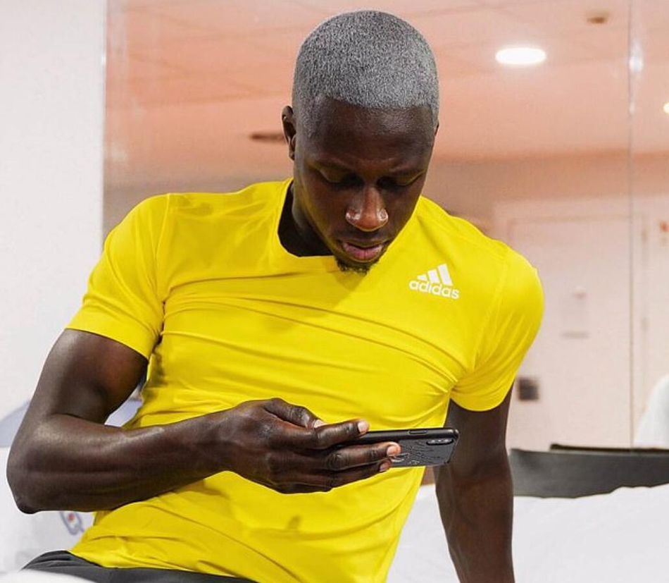 曼城网红名将现身街头 造型太扎眼