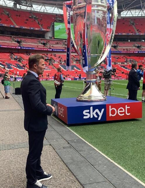 4 / 7 英甲升级附加赛决赛,开赛前,现场摆了一个巨型的奖杯模型.